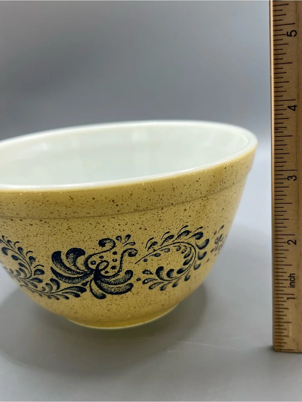Vintage 70s Pyrex Homestead #401 Mixing Bowl 6in - 1.5 pt Tan w/ Blue Speckle
